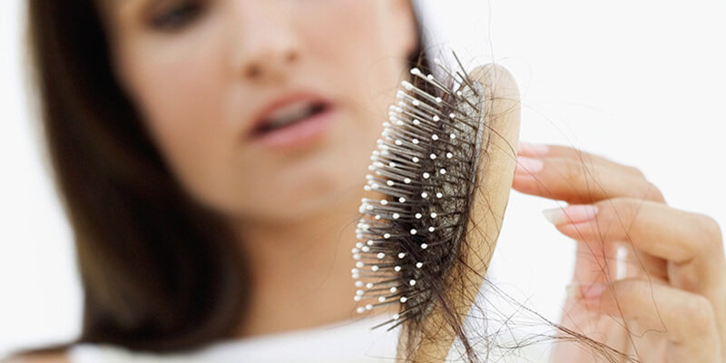 Caduta capelli donne cause e rimedi naturali